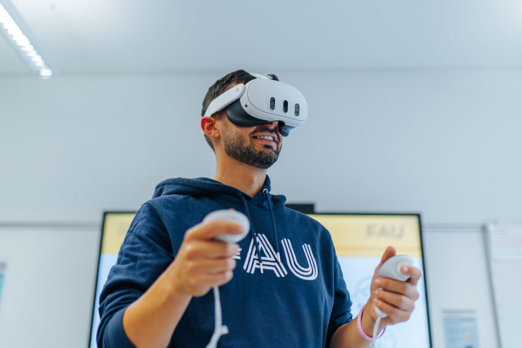 Ein Mann mit VR-Brille.
