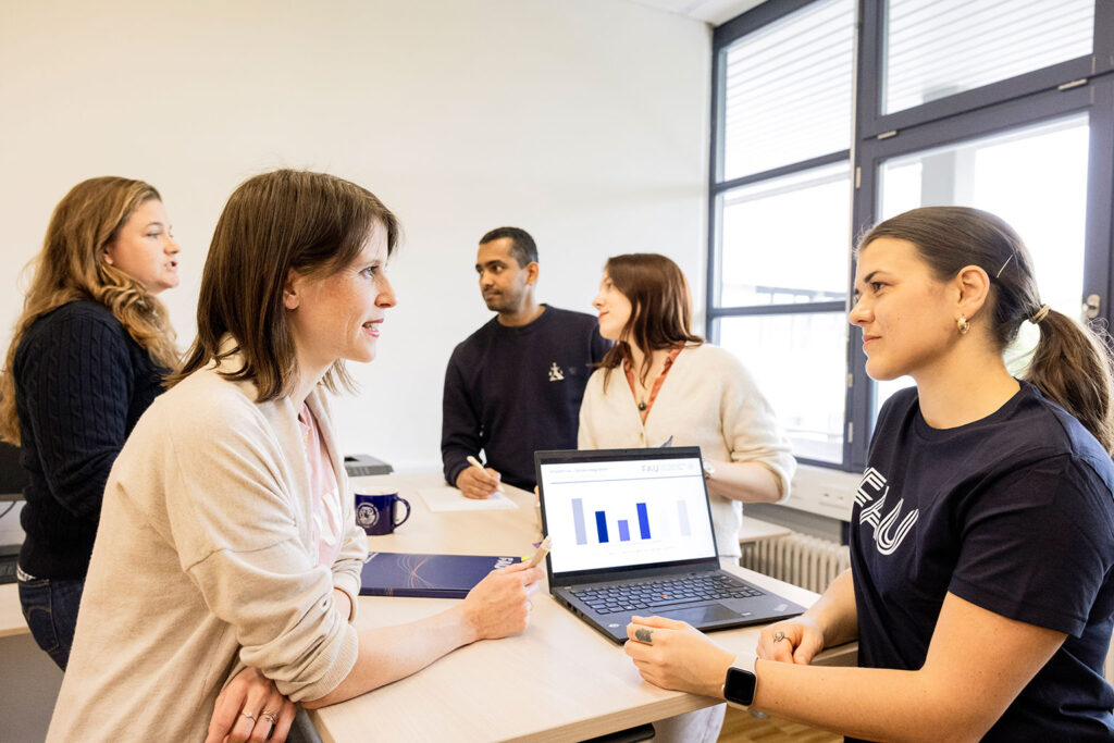 FAU researchers are sitting and talking together.