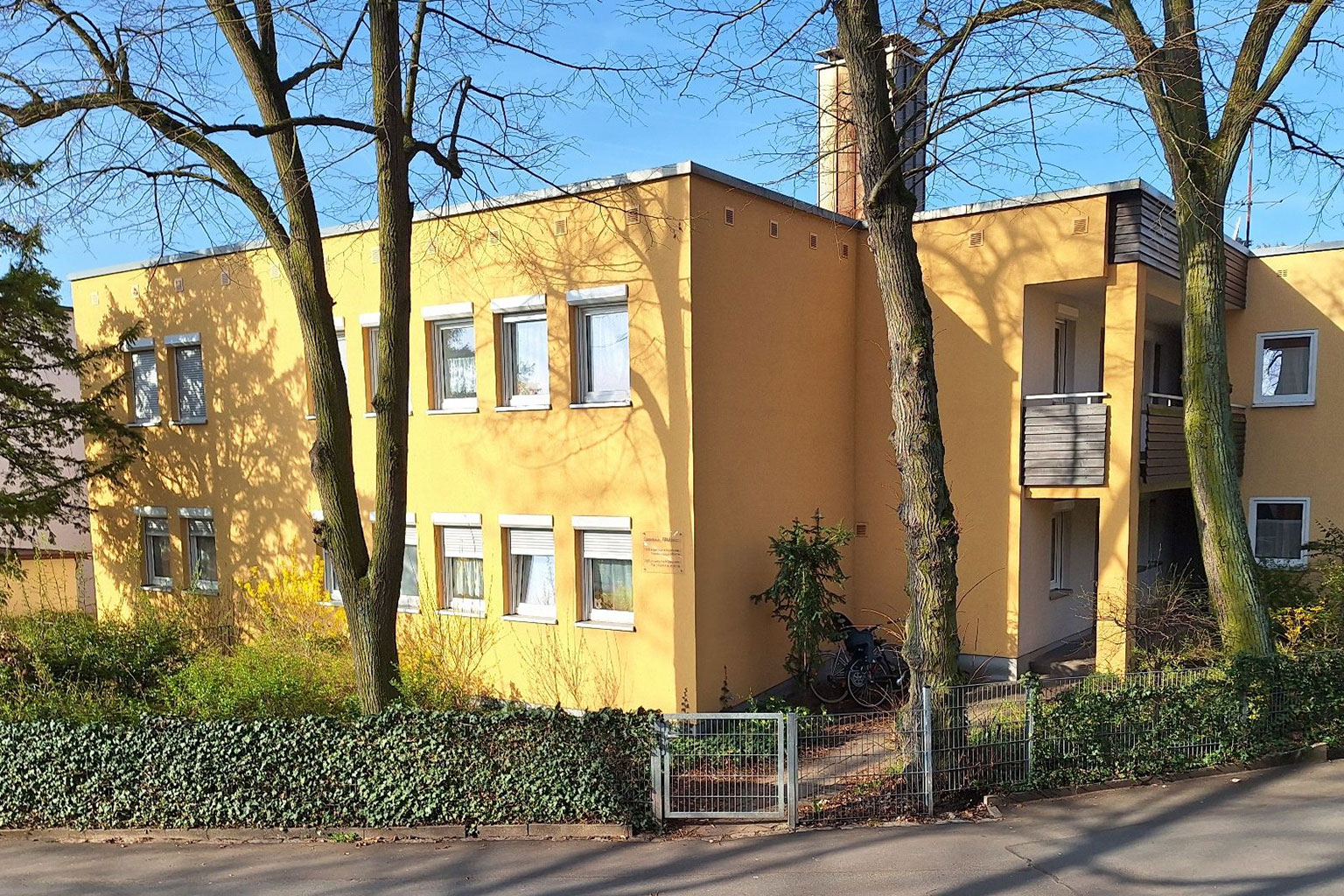 An outside view of the yellow FAU guest house in Bergstraße.