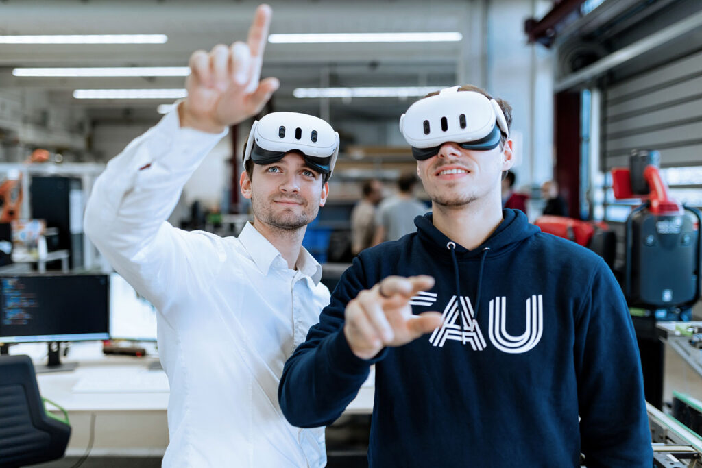 Zwei FAU Forscher mit VR-Brillen.