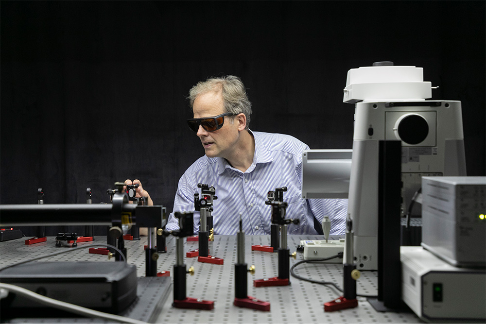 Ein Forscher mit Schutzbrille in einem Laserlabor.