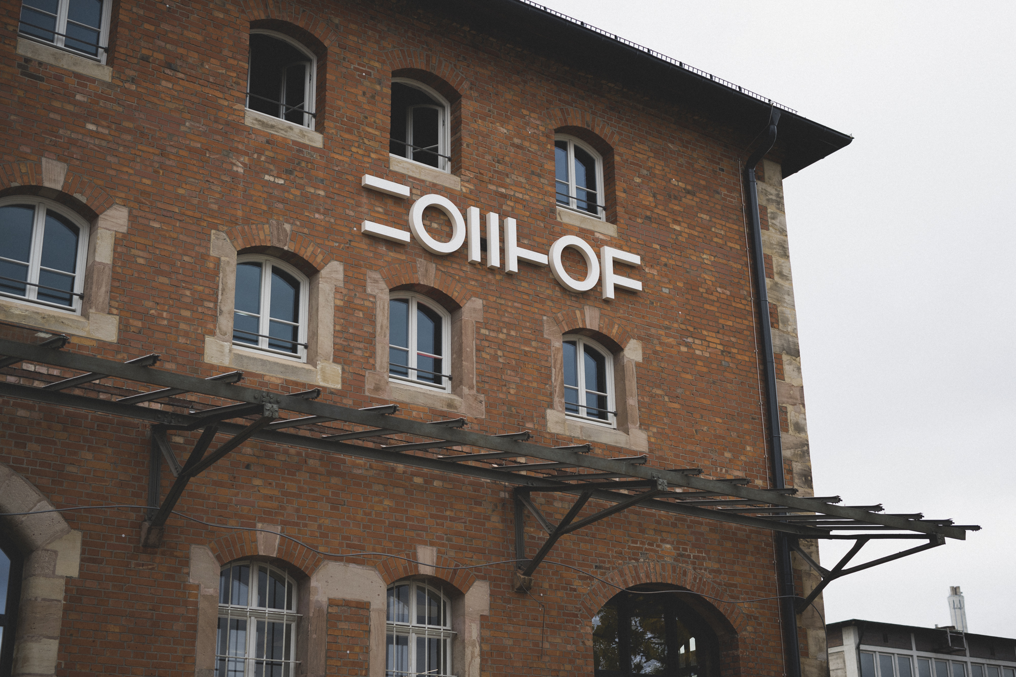 Ein Backsteingebäude mit dem Zollhof-Logo