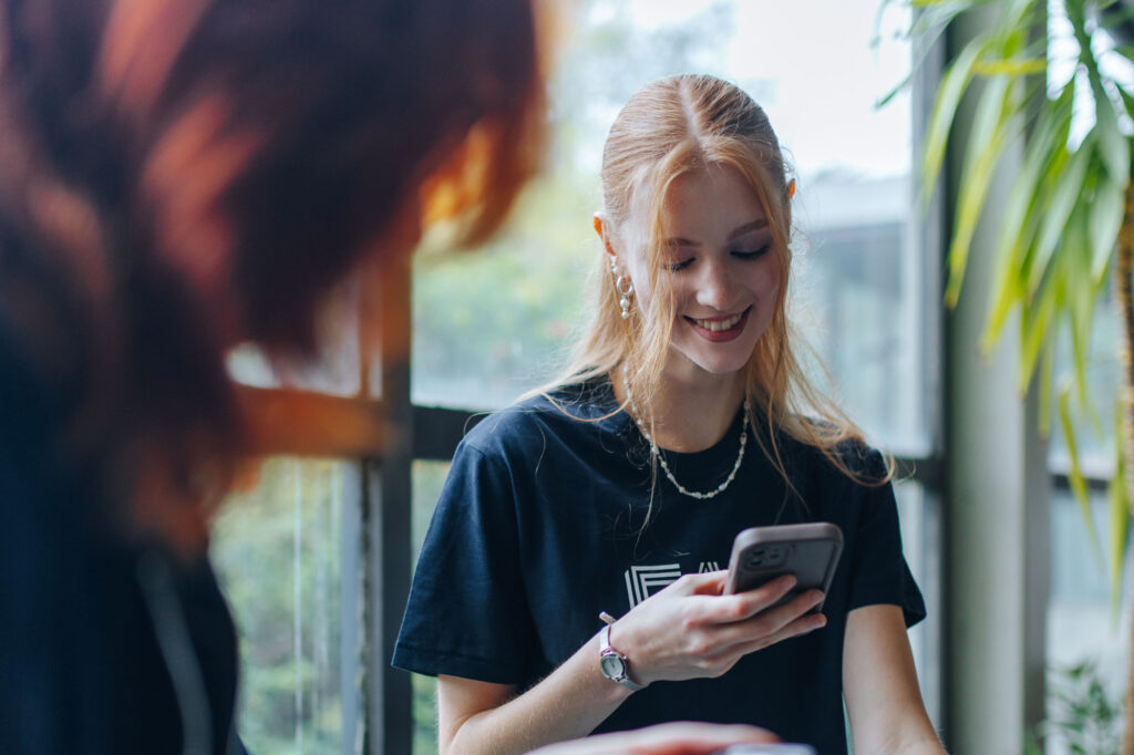 Frau schaut auf ihr Smartphone.
