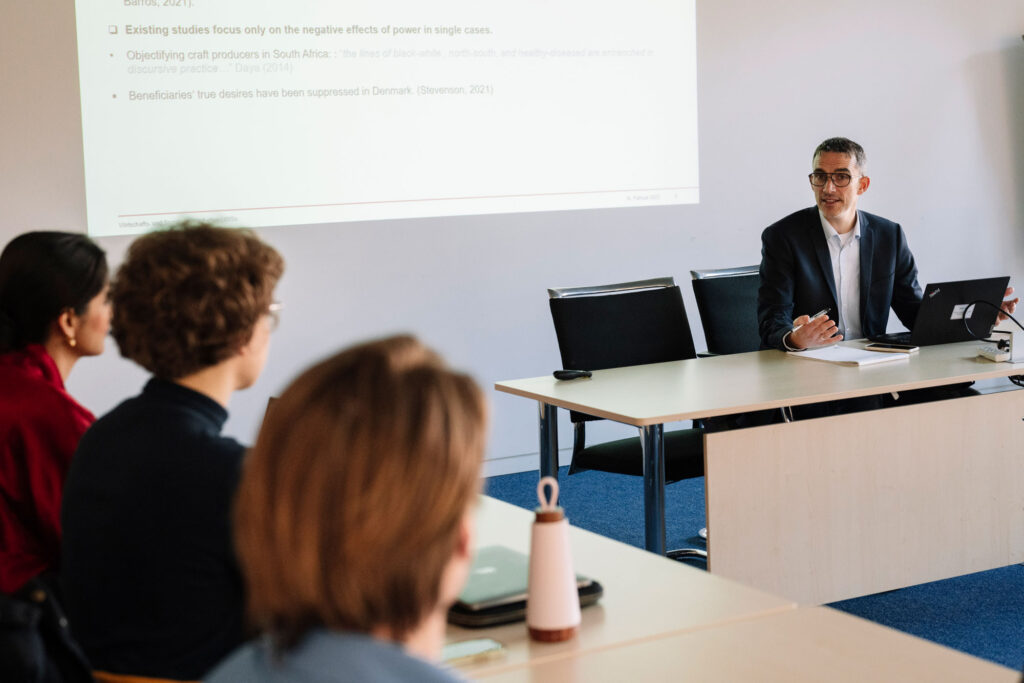 Studierende und Dozent im Seminar