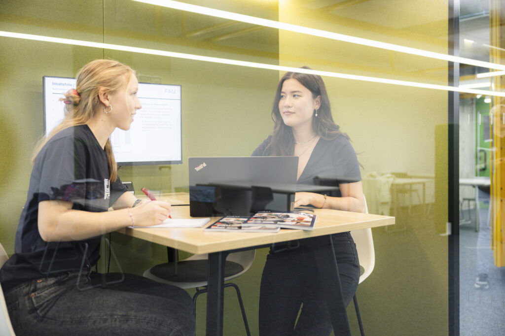 Zwei Frauen im Gespräch